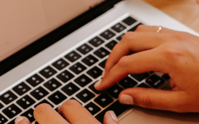 Wat doet een bureauredacteur bij een uitgeverij? (En waarom is dat belangrijk om te weten als freelance corrector, persklaarmaker of redacteur)